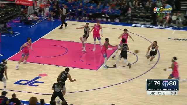 人群之中冲出一条路 约翰逊突破重围飞身挑篮