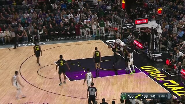 比自己扣还嗨！字母哥哥飞身隔扣 字母哥起身疯狂庆祝