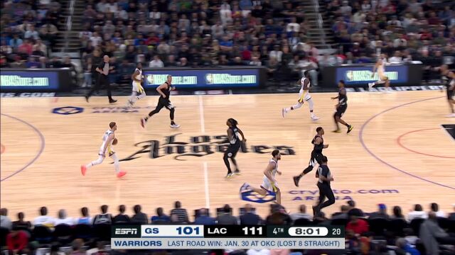 同样能展现身体素质 库明加超远滑翔完成上篮