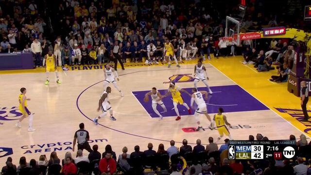 展现巨星统治力！詹姆斯称霸天空连续送出两记死亡封盖