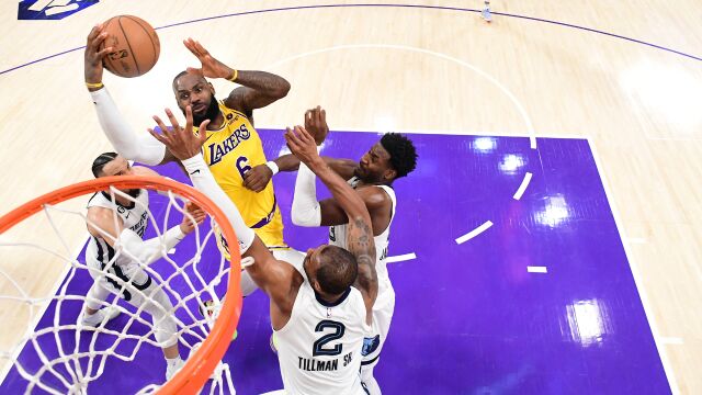 家有一老如有一宝！詹姆斯0.8秒压哨绝平