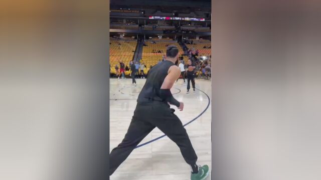 今天能否延续超神表现？马丁赛前热身训练三分一箭穿心