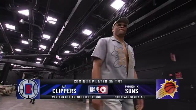 威少身着一袭深V入场 引得巴克利羡慕：我要有他的身材，我就光着