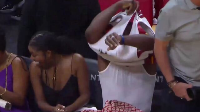 衣服穿反了！韦德观战哈斯勒姆最后一舞穿哈队球衣致敬