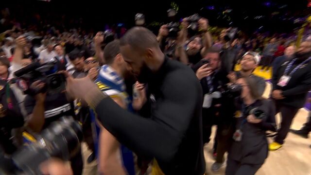 场上场下永远的对手与朋友 詹姆斯与库里紧紧相拥致意