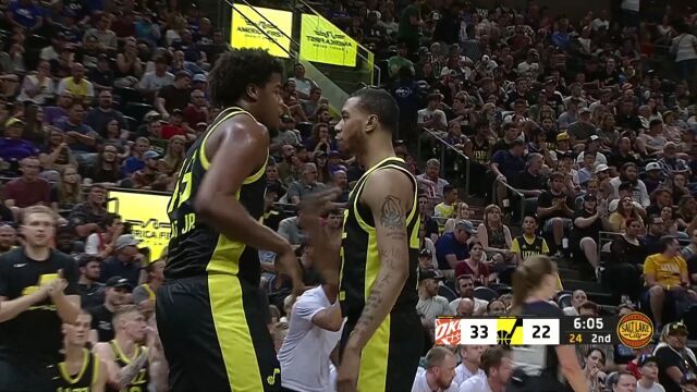 冲起来就是干 小凯里大步流星隔人上篮2+1