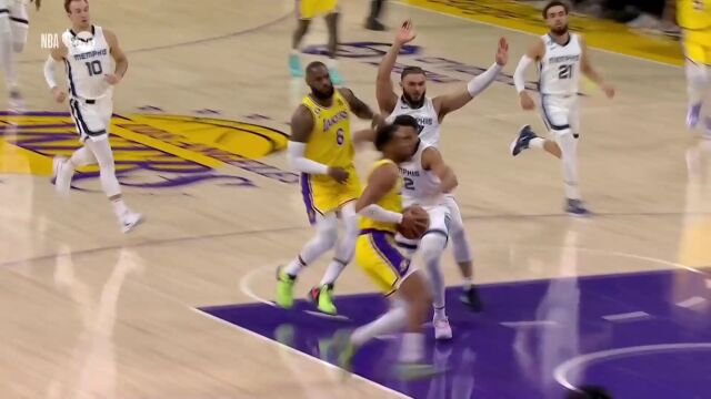 传球轻松写意！詹姆斯行进间击地妙传助攻布朗勾手上篮