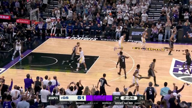 吃饼也要靠意识 萨博尼斯灵动跑位空切篮下飞身上篮