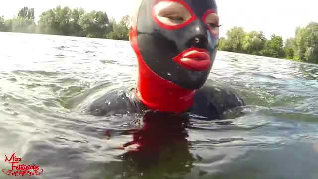 乳胶衣Boat trip in rubber (part 2)