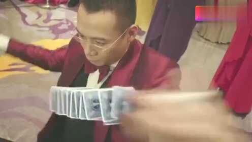 《澳门风云》赌神周润发再现洗牌神技，花式洗牌让人眼花缭乱