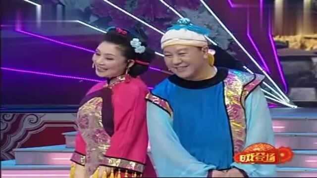 闫淑萍孙中宏演唱传统二人转锯大缸,字正音准,观众掌声不断