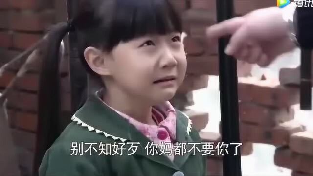 3岁小女孩被养父母连唬带吓逼着练杂技,不听话就挨打,太可怜!