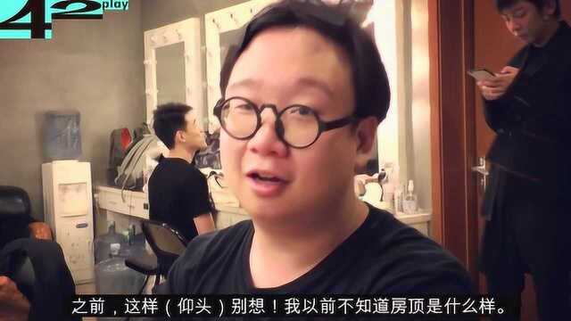 武六七开启自嘲模式 演出后台秒变相声大会