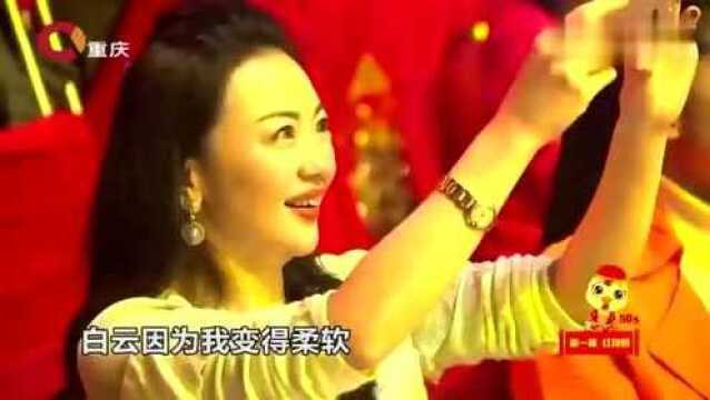 小朋友们表演歌舞《童话小镇》,真是太可爱了,观众都拿手机录像