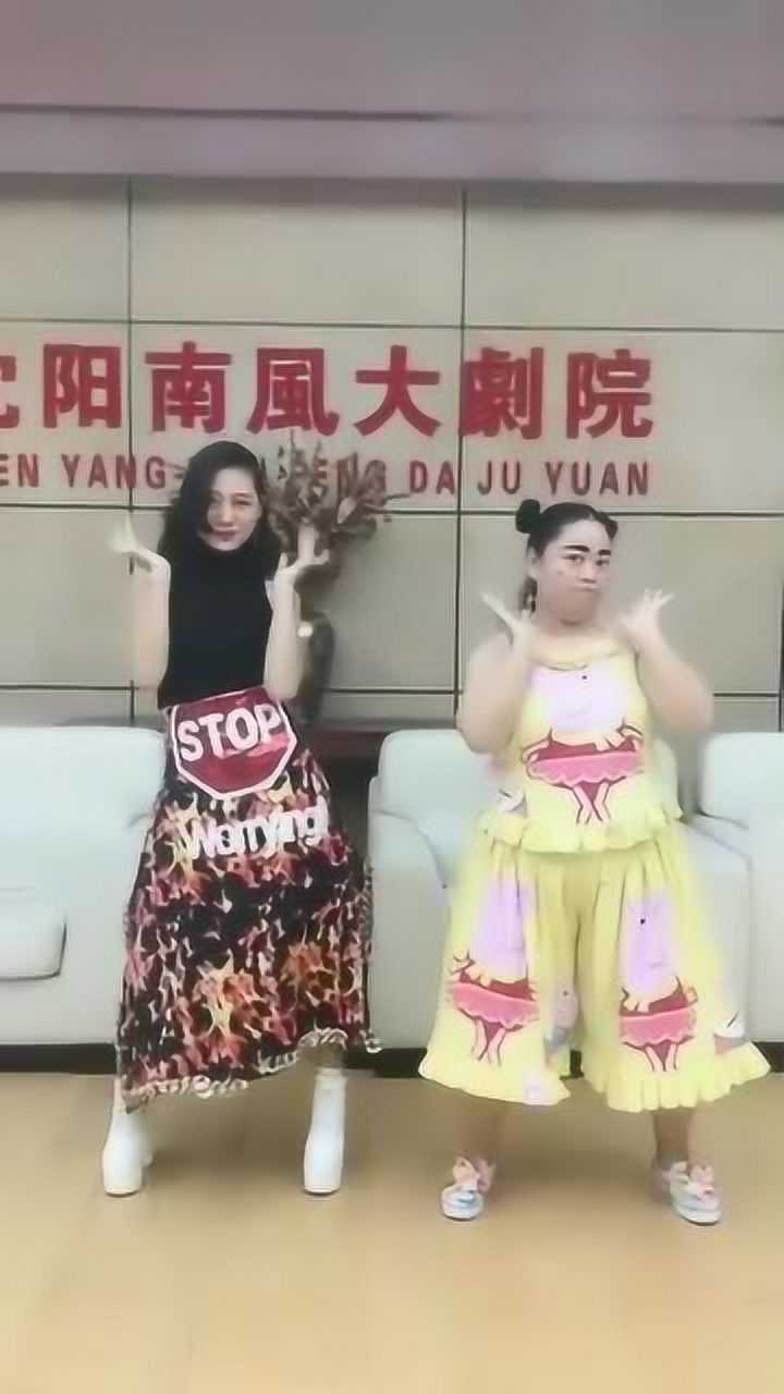 小黄飞与小姐姐斗舞自己都被逗笑了