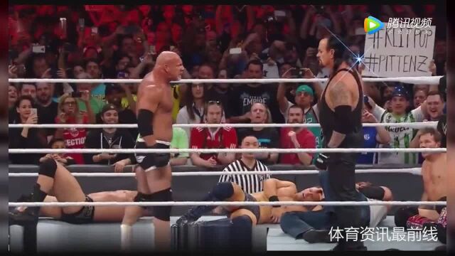 WWE2017葬爷和战神世纪之战,被对手阴招KO出擂台痛哭