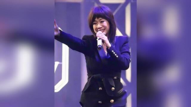 52岁林忆莲近照曝光,被小11岁老公宠成公主,现“幸福肥”!