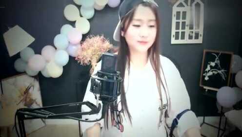 菲儿演唱歌曲《叹情缘》,一个叹字可知这是一首悲情的歌曲,好听