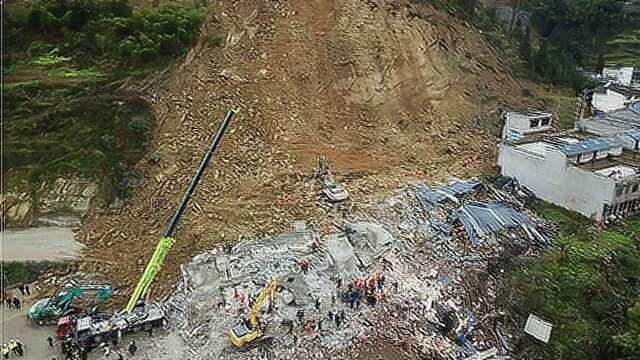 航拍四川叙永山体滑坡现场:已找到11名被埋者 开始进场清理废墟