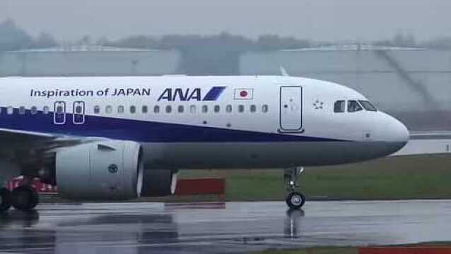 ANA航空空中客车A320neo飞机在潮湿的跑道上