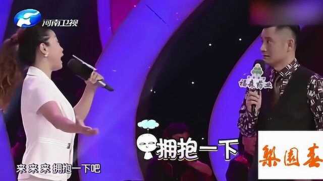 梨园春:大姐自我介绍太热情,话音刚落就要抱主持人,太逗了!