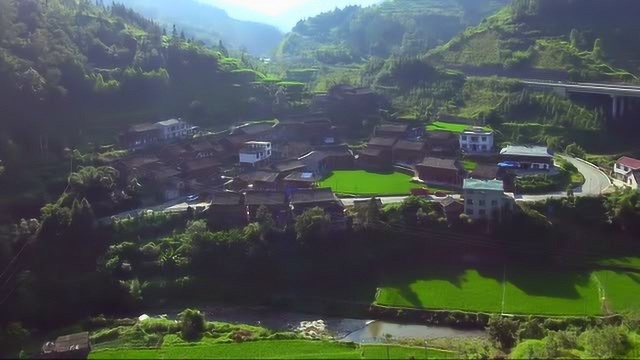 航拍中国:贵州村庄,背靠大山,河流环绕,这样的地形才是风水宝地