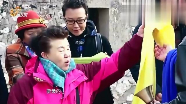 原来挑围巾也是有“学问”的,李玉刚挑选的这条代表了“贫穷”?