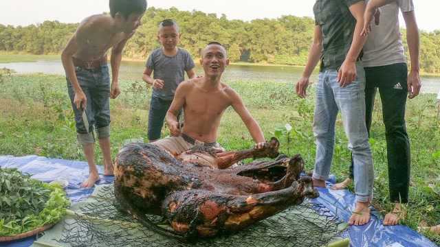 鸵鸟肉你吃过吗?越南人将整只鸵鸟烤着吃,看上去应该很好吃!