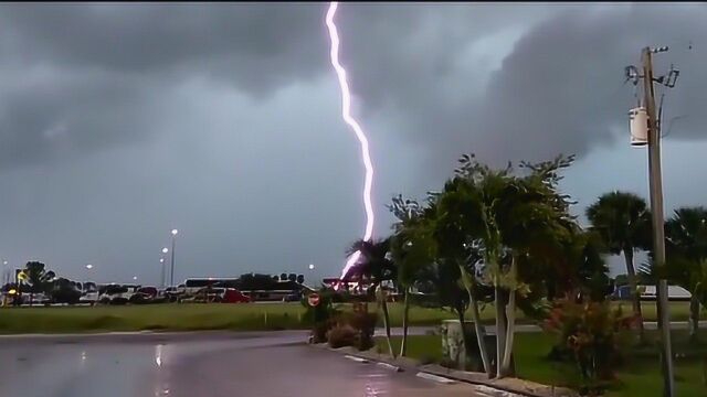 雷击的威力到底有多大?实拍雷击的一瞬间,最后一个实在太恐怖!