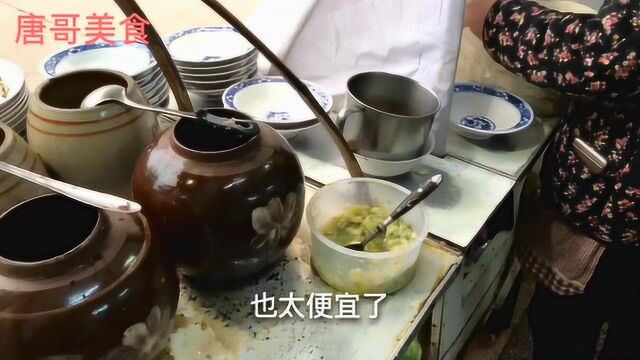 亳州蒙城小吃摊,65岁大爷祖传煎饼面筋5元一碗一天挣1000多元