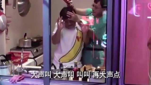 男子挠老婆脚心,老婆竟没一点反应,不料下一秒太逗了!