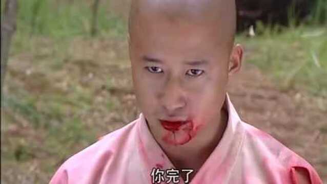 戚少正用戚家拳把童大宝当沙包打,觉得不解恨,竟把他钉在了竹签上