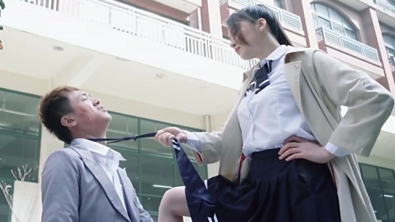 这女生可怕校园里直接扒男生衣服