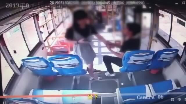 监拍:男子尾随女孩上公交后动手骚扰 警方赶到后将男子抓获