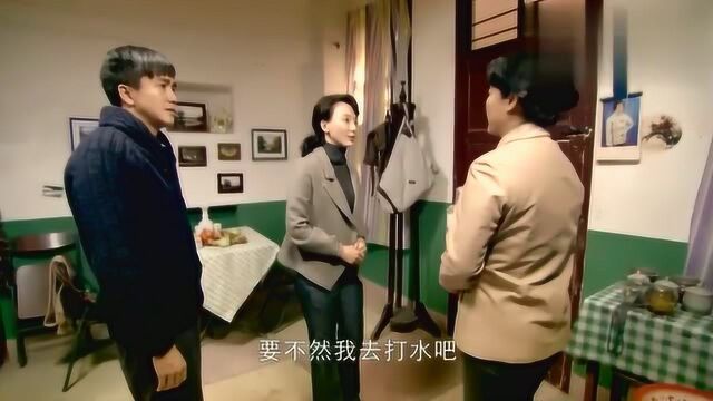 单亲妈妈看望年轻小伙,小伙母亲刚转身,俩人马上就开始腻歪了!