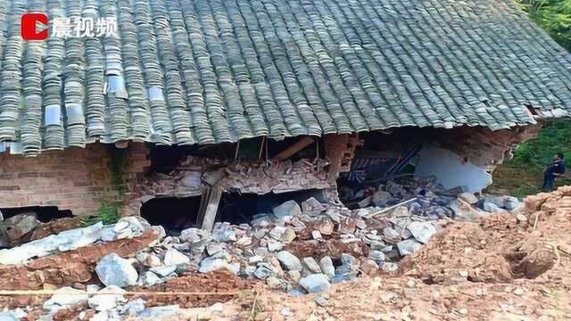 娄底娄星区一在建护坡垮塌 两名女童被石块掩埋 救出时已遇难