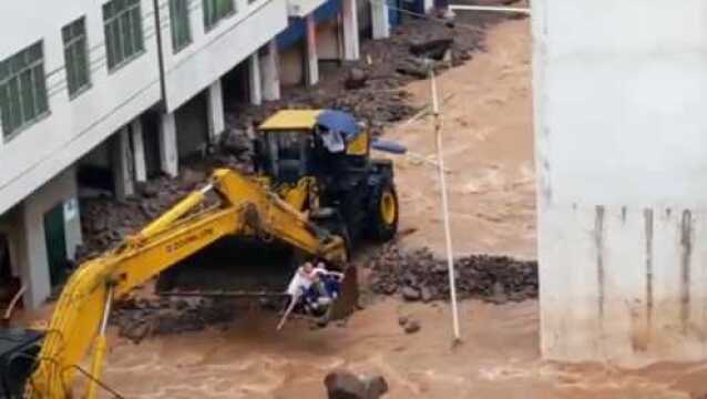 四川巴中暴雨引发洪水致多地被淹 消防正紧急救援被困人员