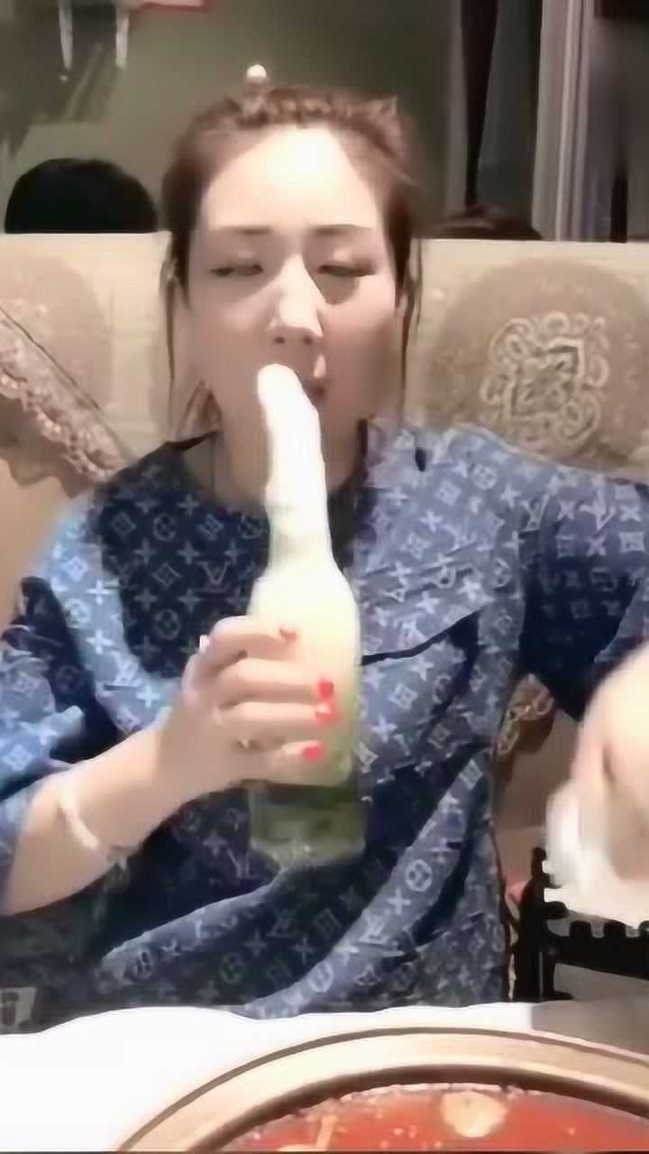 不是社会人,谁敢像大姐这样喝酒呀