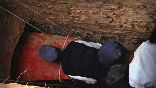 红色棺材的梦境回响，外婆家门口的神秘寓言