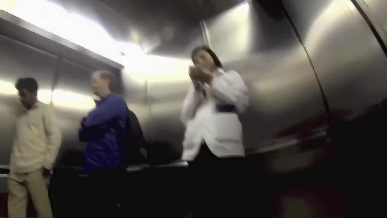 在电梯里故意放屁美女忍不住偷笑起来