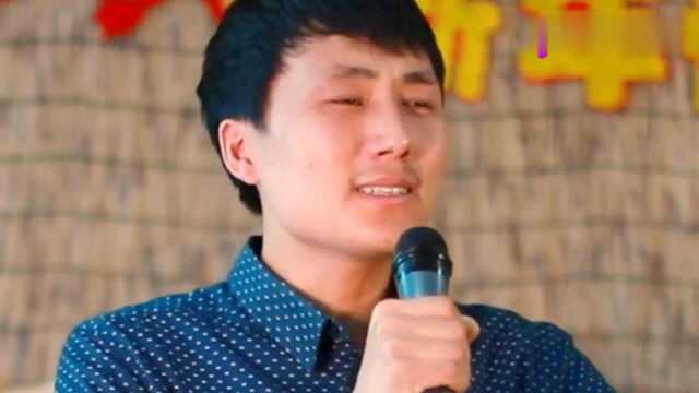 大哥演唱经典歌曲《那根藤缠树》,网友:听过这首歌的人不年轻了