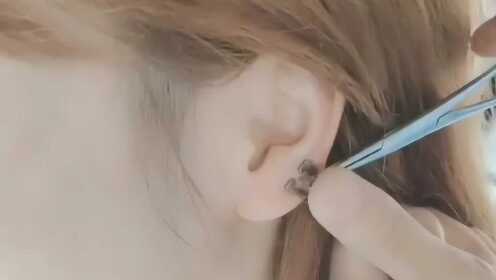 扎耳洞就是这样直接用针扎，看着一点都不疼哦！