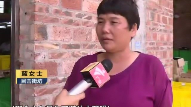 云浮:小车侧翻压住小孩 众人合力抬车救人