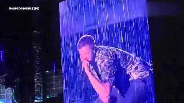 丹ⷮŠ雷诺斯雨中演唱《Believer》,现场太好听了!