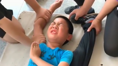 教练给8岁孩子拉筋，听到小男孩声音的那一刻，心疼坏了！
