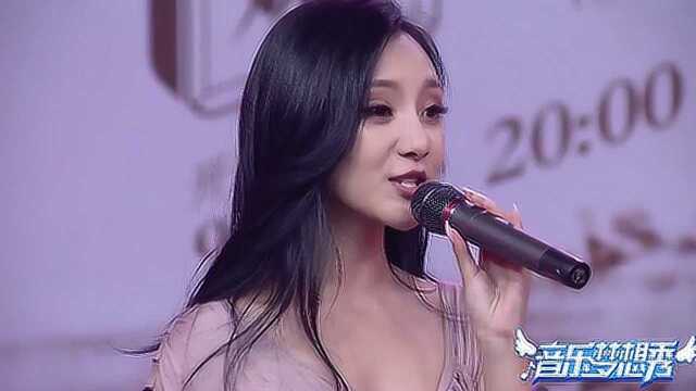 瑞娜演唱《一杯美酒》,声音甜美唱出异域风格