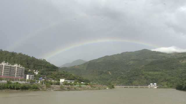 福建雨后惊现“双彩虹”美景,一长一短横跨山川河流