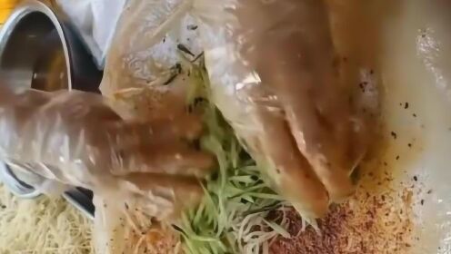 面皮的灵魂吃法,史上最牛吃面皮方式,你吃几个?