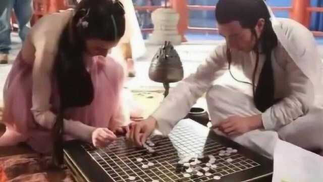 迪丽热巴片场花絮,逮空下五子棋,棋瘾大棋艺却不敢恭维,真可爱