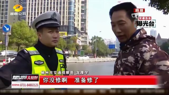 男子用旧车运输十多只羊,羊脚露在外面,被交警调侃羊刹